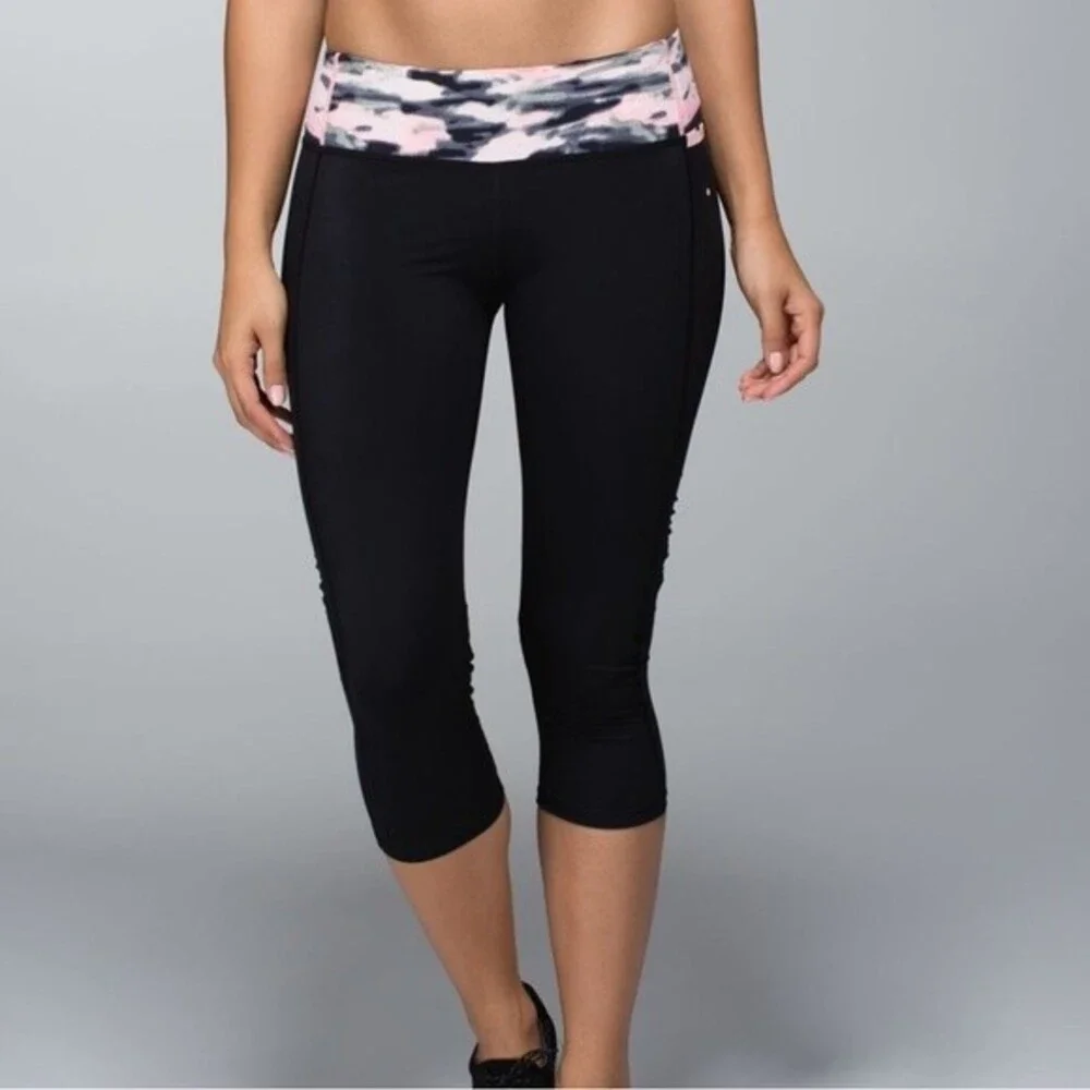 Lululemon Water Bound Crop in Black/Wamo Camo Barely Pink, Size 6